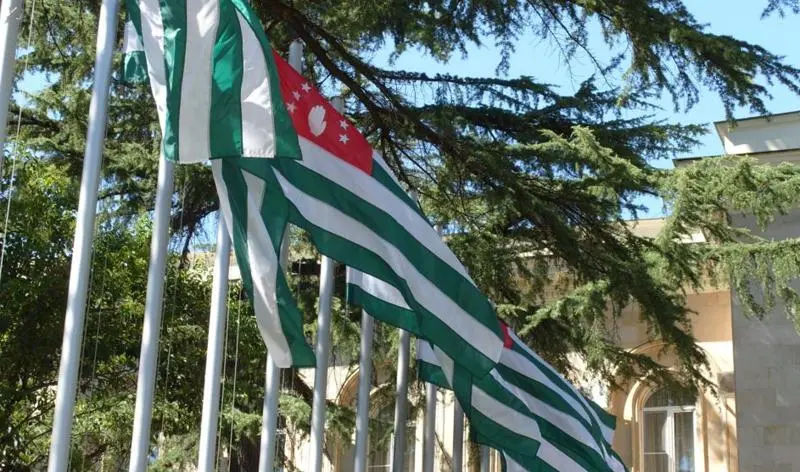 Абхазские, грузинские и другие “патриоты”, по Абхазии российские удары