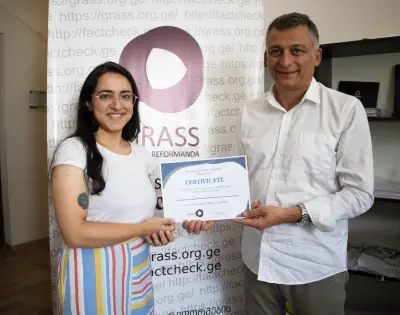 ილიაუნის თანამედროვე ისტორიის სამაგისტრო პროგრამის წარმატებულ კურსდამთავრებულ ნანა სარალიშვილს არასამთავრობო ორგანიზაცია „საქართველოს რეფორმების ასოციაციის“ დირექტორმა პაატა გაფრინდაშვილმა წამახალისებელი ჯილდო გადასცა