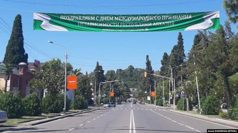 "Прелести" российской "партнерской заботы" об Абхазии начинают всплыва